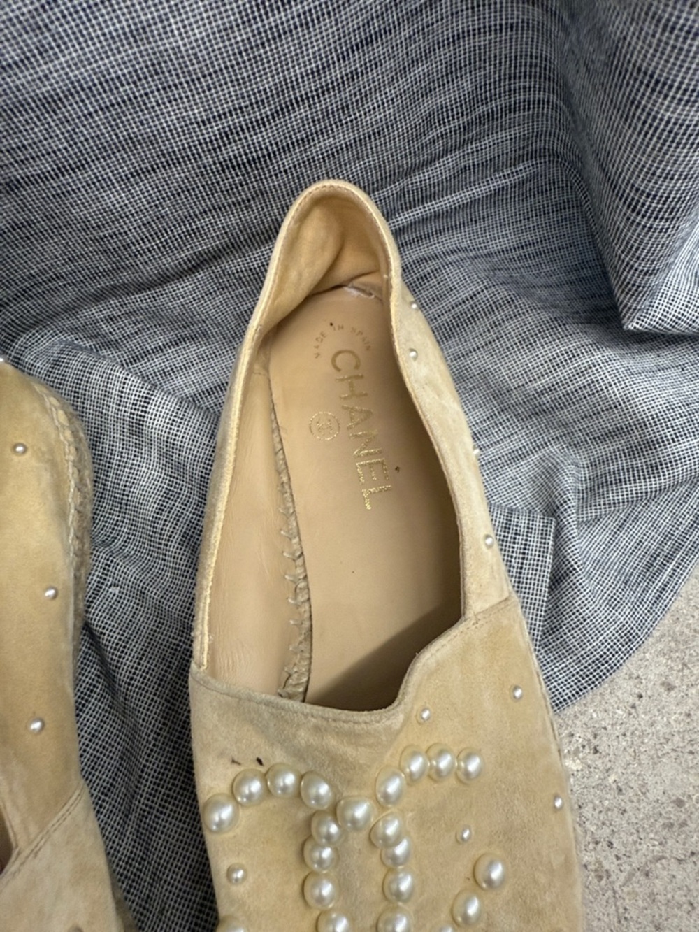 CHANEL Beige and Black Pearl-Embellished Espadrille Flats - Picture 4 of 11
